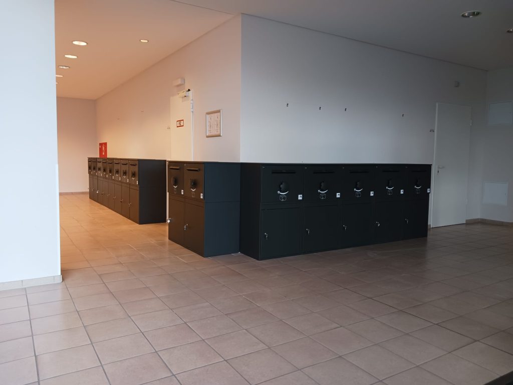 15 extra stora paketboxar installerade i en kontorsbyggnad i Frankfurt